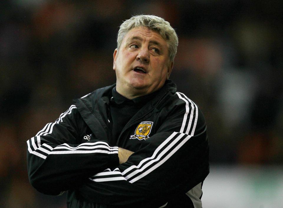  Hull boss Steve Bruce, as his side play on a Blackpool pitch he later slammed