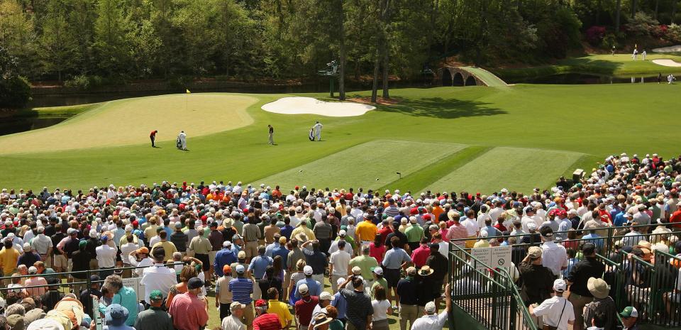  Thousands of patrons watch on in Augusta National