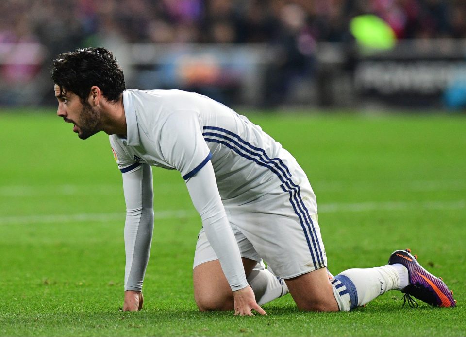  Isco faces a year in the stands as the situation around his new contract continues to escalate