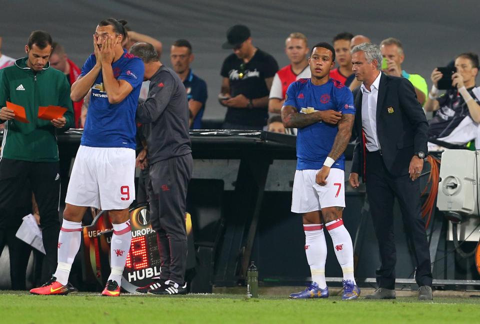  Mourinho spoke to Depay during their Europa League clash against Feyenoord