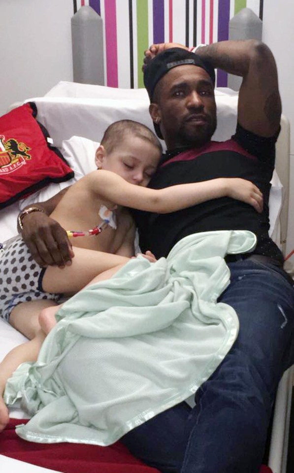 Bradley Lowery pictured with his ‘best mate’ Jermain Defoe in his hospital bed