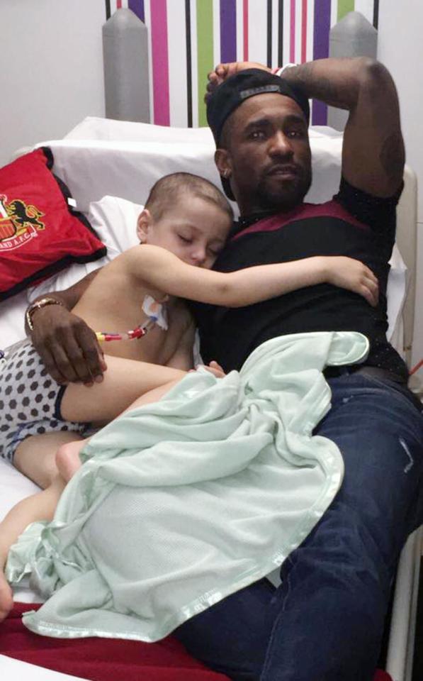  Bradley Lowery pictured with his 'best mate' Jermain Defoe in his hospital bed