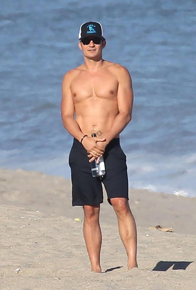  Orlando Bloom flashed his super-toned figure as he went topless on a Malibu beach