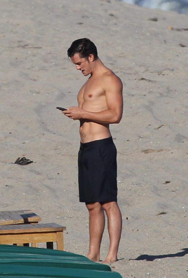  The hunky star was later distracted by his phone