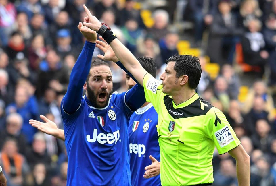  Gonzalo Higuain vehemently appeals for a penalty during the first half