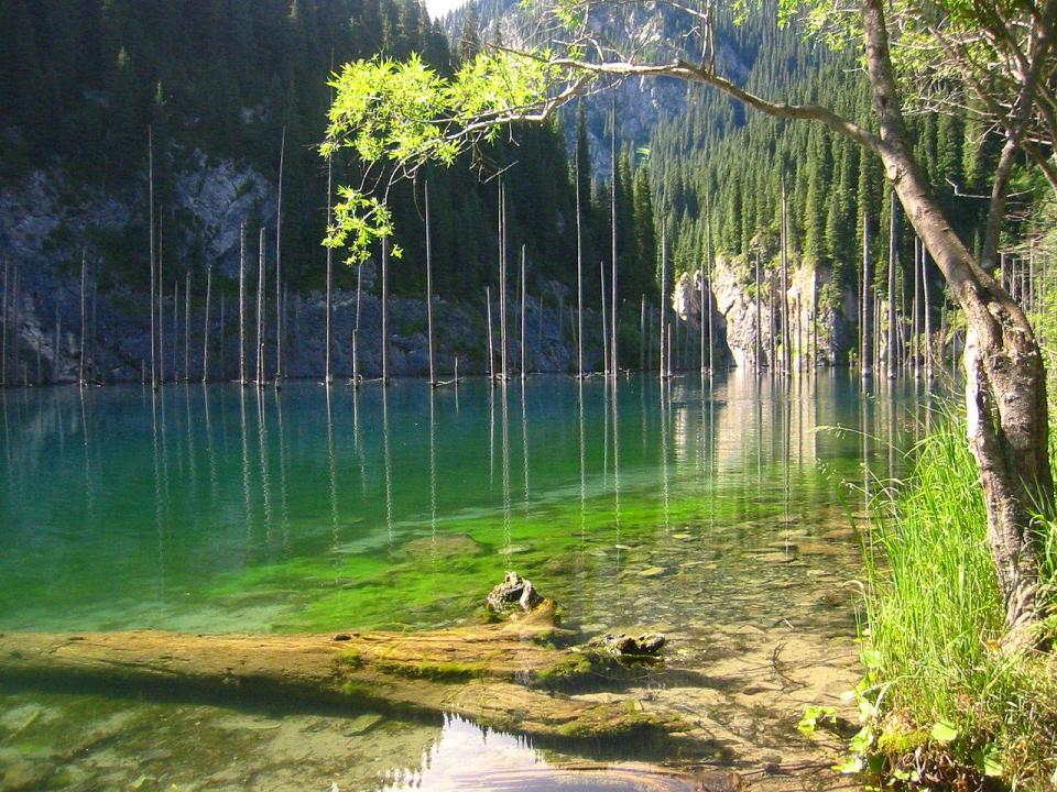  Rainwater filled the valley after the 1911 earthquake dammed a gorge