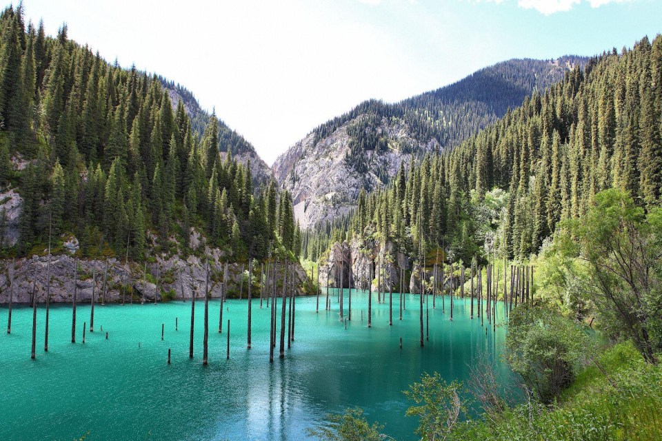 The vibrant blue colour of the water is caused by limestone deposits in the region surrounding the lake