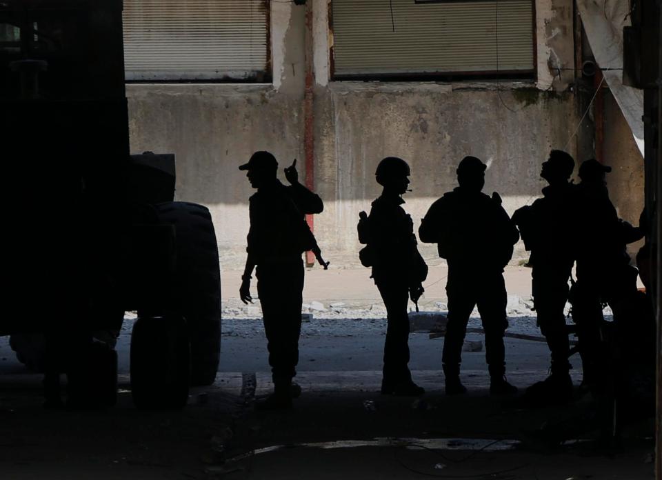  Iraqi security forces advance during the savage fighting