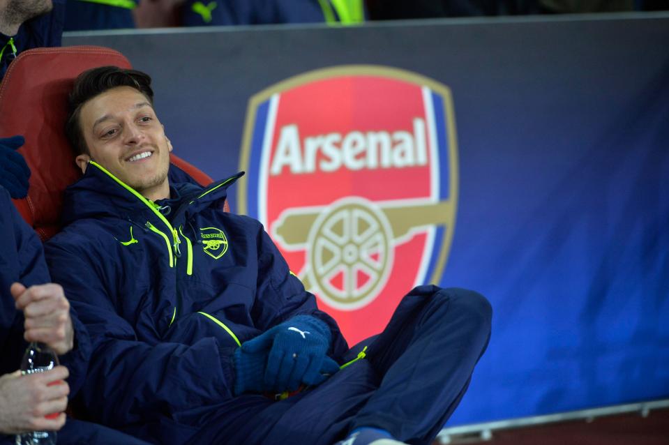  Mesut Ozil says they take off their shoes and walk in their socks