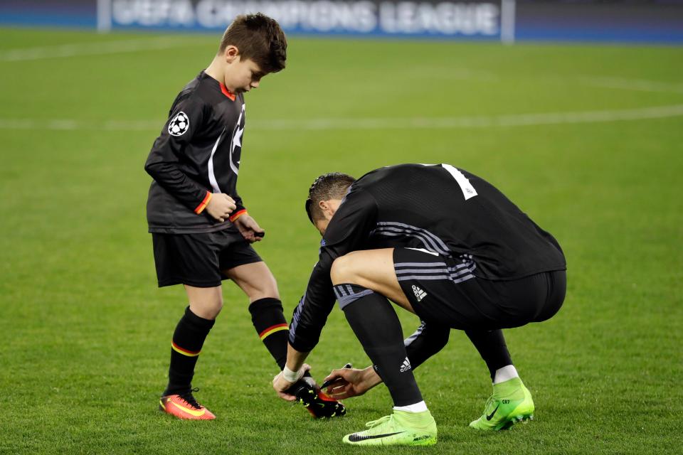  Cristiano Ronaldo signed the ball boy's boot before kick off