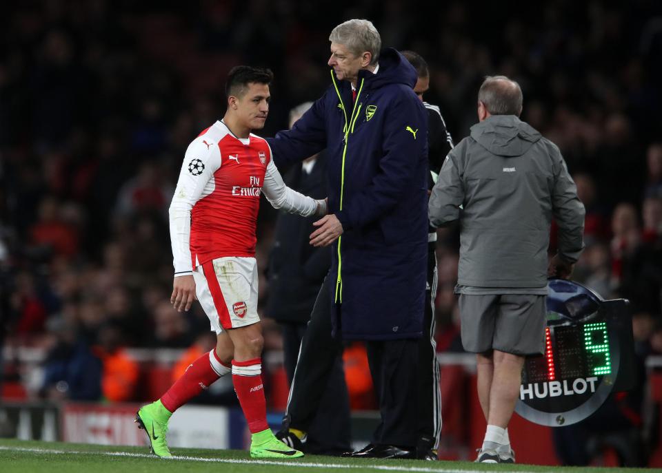  Alexis Sanchez walks past Arsene Wenger after being substituted