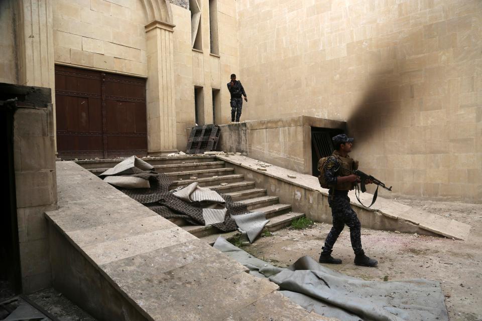  Iraqi federal police inspect Mosul's heavily damaged museum