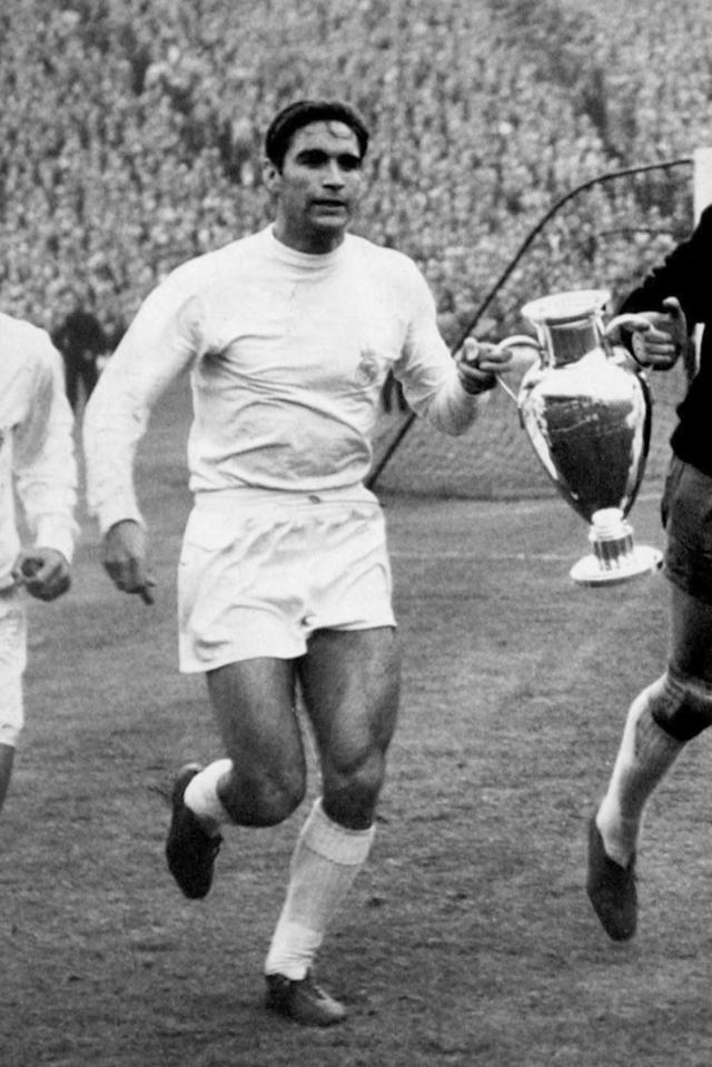  Marquitos parades the cup around Hampden Park