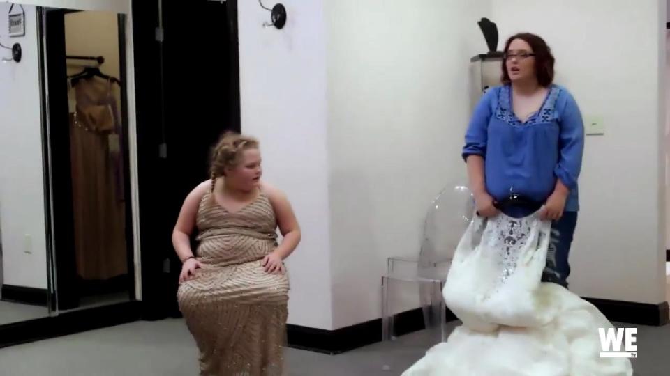  Mama June's two daughters picked out the dress for her