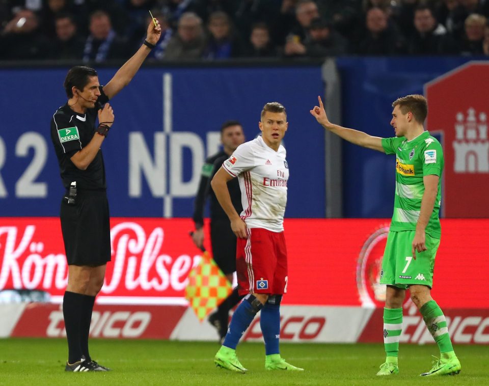  Deniz Aytekin was back in action in the Bundesliga this Saturday, causing controversy among Hamburg players and fans