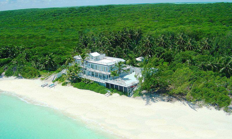 Bougainvillea House Villa in the Bahamas is loved by celebrities including Javier Bardem, Penelope Cruise and Glenn Close.