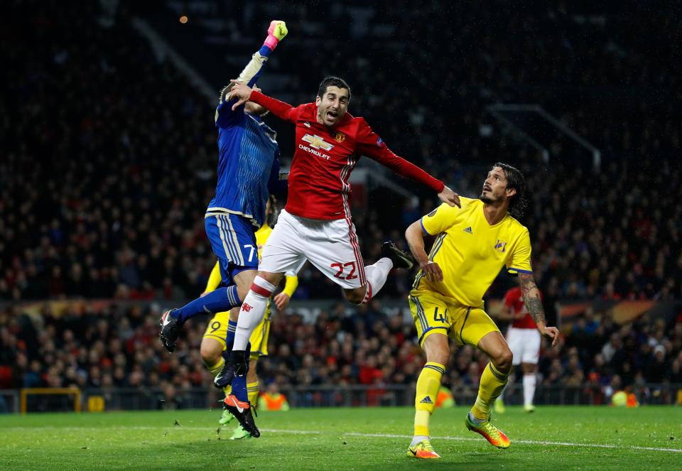  Mkhitaryan appealed for a penalty after going down under the Rostov goalkeeper's challenge