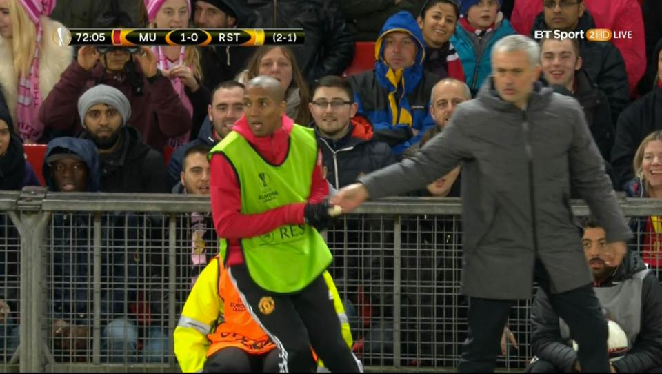  Mourinho orders Ashley Young to pass a banana to Marcos Rojo