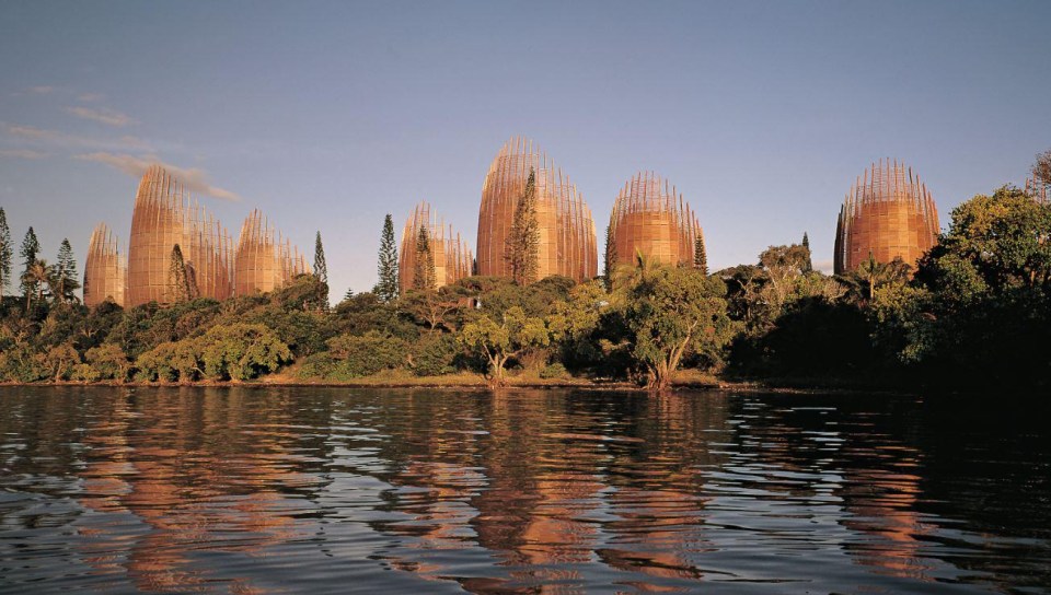 These ten turrets are connected at ground level, and contain offices and exhibition spaces in celebration of the indigenous Kanak population of New Caledonia. Their durable iroko wood slats moderate sunlight and heat