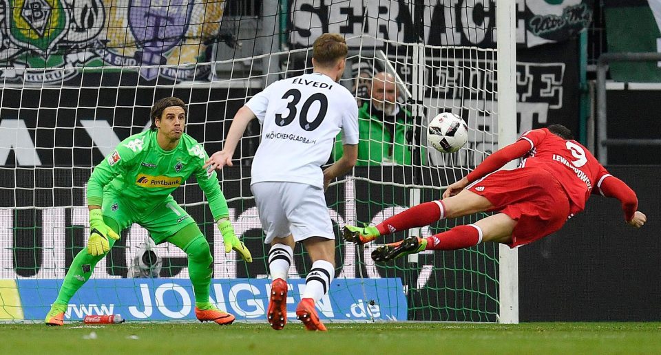  Moenchengladbach keeper Yann Sommer sees Bayern star Robert Lewandowski score with a header - when he had no glasses