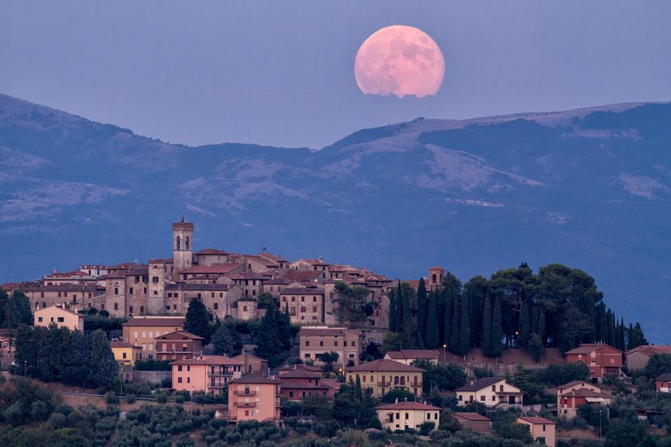  A Pink Moon rises over Umbria, in Italy