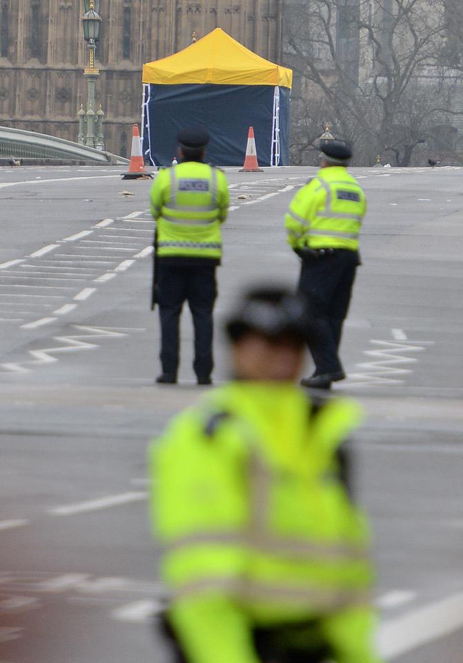  Police keep guard as Westminster bridge remains closed on Thursday morning