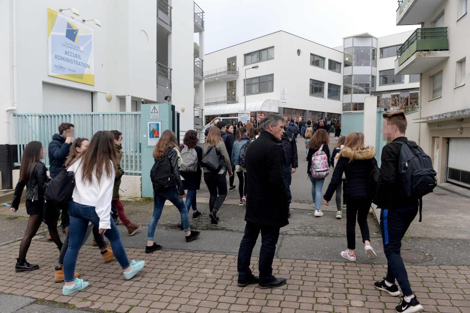  High school students arrive at the Saint-Joseph school this morning