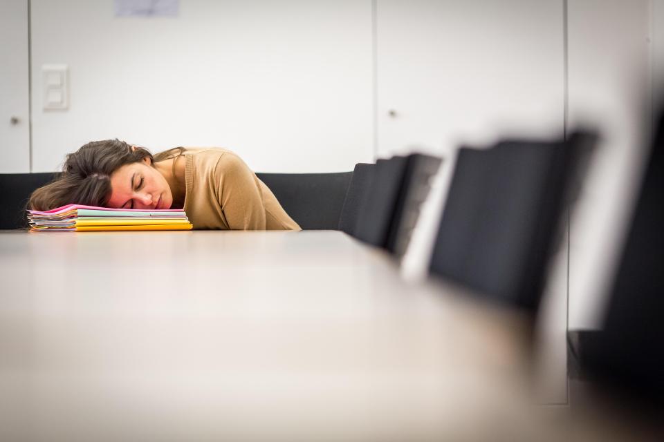  Scientists are calling on companies to give their staff an afternoon siesta at work on Monday to make up for lost time over the weekend