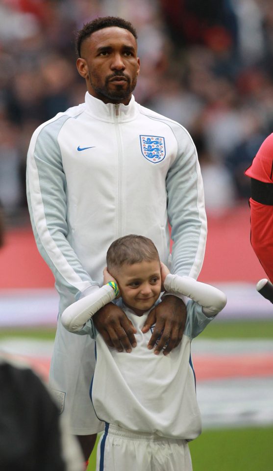  Defoe with mascot Bradley Lowery ahead of kick-off