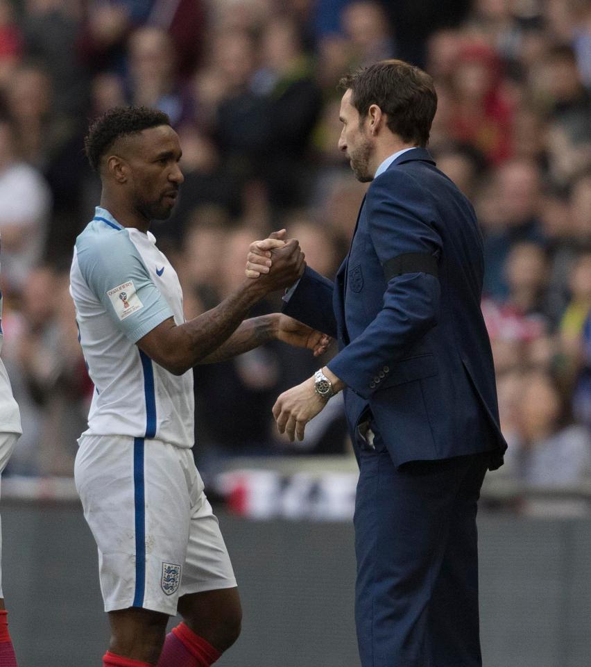  Gareth Southgate congratulates Defoe after his impressive return