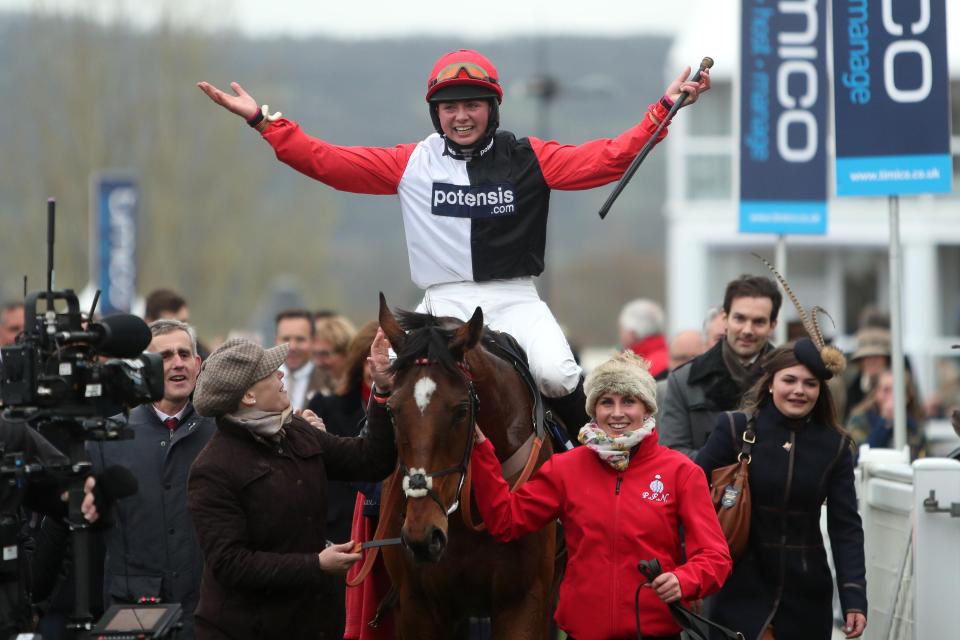  Bryony Frost won the Foxhunter's with Pacha Du Polder