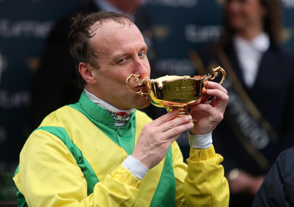  Robbie Power with the Gold Cup