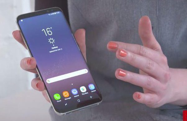 The Samsung S8 smartphone has an infinity screen and dual camera