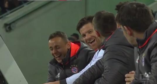  Xabi Alonso and Rafinha burst out laughing at Arjen Robben's reaction