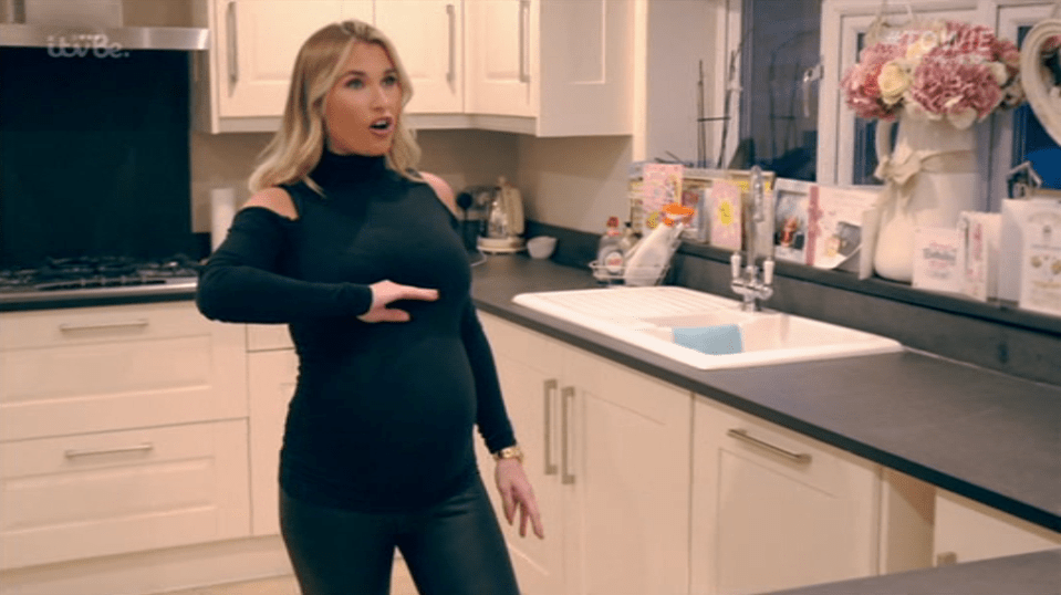  Billie was seen admitting how her body was changing in the third trimester of her second pregnancy as she quipped: "For a long time I haven't been able to see my noon."