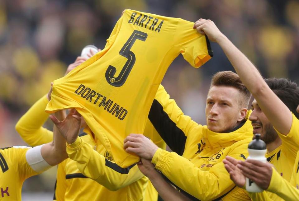  Borussia Dortmund players hold up Marc Bartra's shirt before clash with Frankfurt