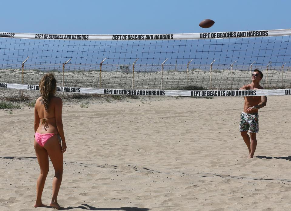  The pair played some volleyball on the beach date