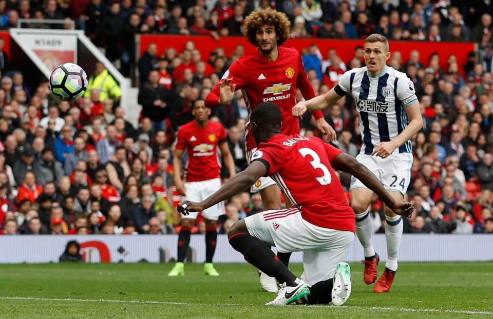  Darren Fletcher close range shot is blocked by Eric Bailly