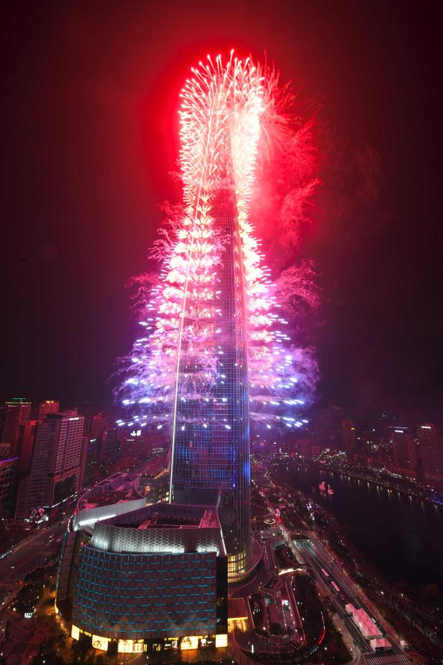  The building's final 123rd floor was topped out on December 22, 2015