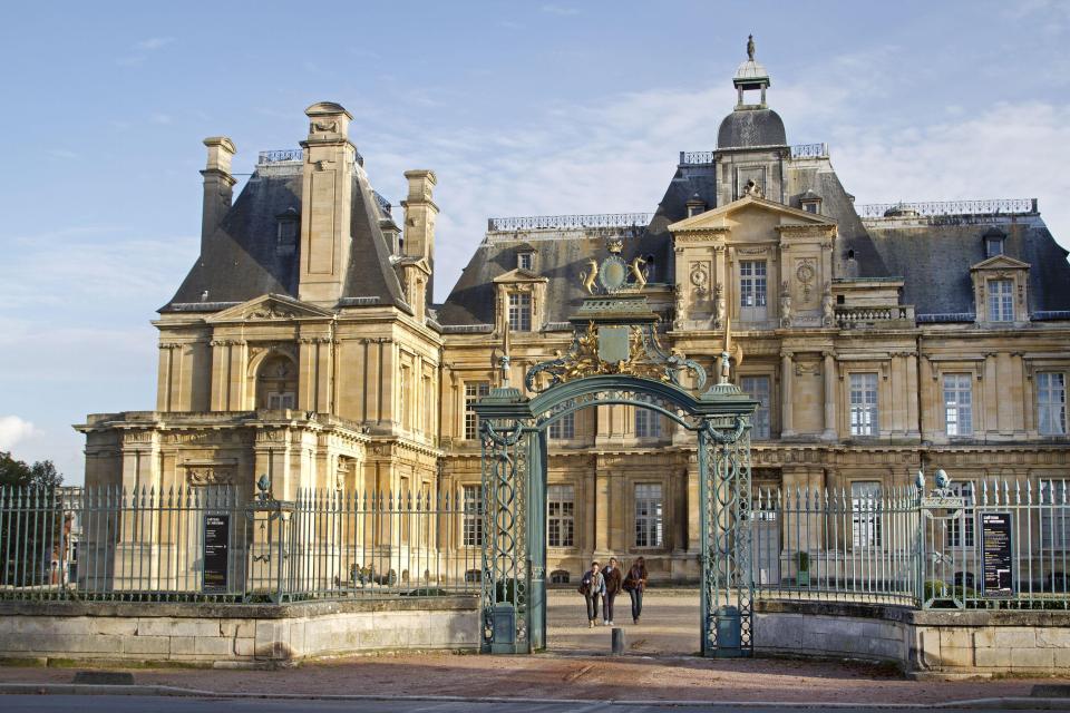  Maisons-Laffitte was chosen as it features exquisite ballrooms which were used for party scenes in the BBC show