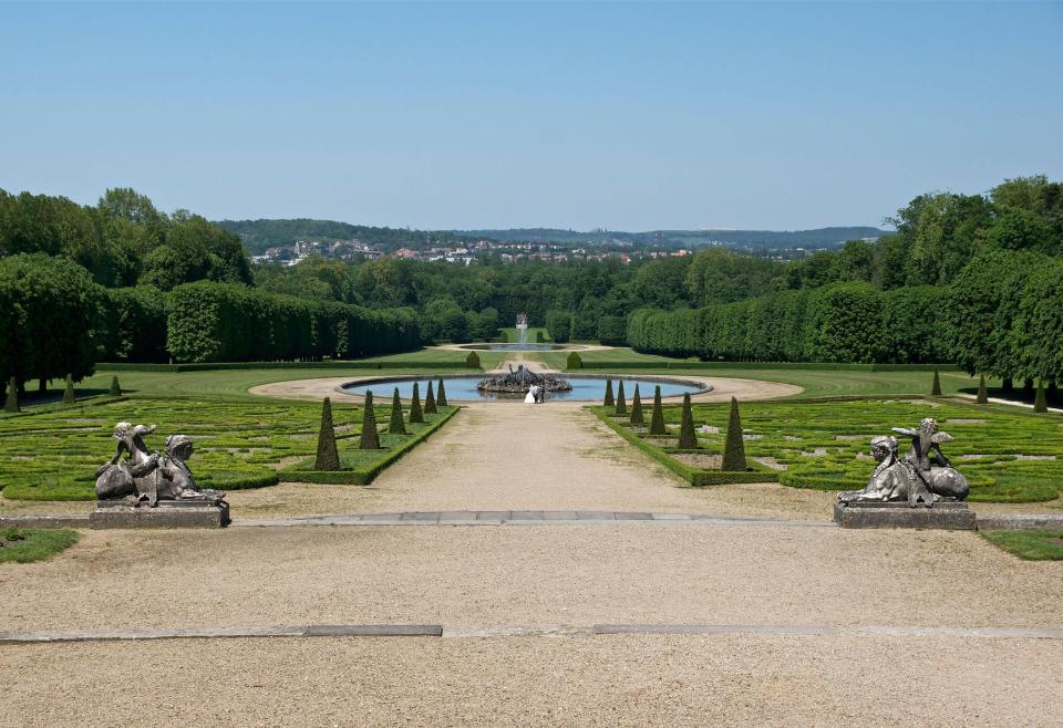  The Château de Champs-sur-Marne and its gardens were built at the start of the 18th century at the request of Louis XIV's financier, Paul Poisson de Bourvallais