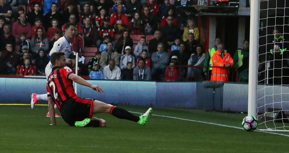  Despite the frantic efforts of the Bournemouth defenders, Eden Hazard showed his confidence to fire the ball in for 2-1