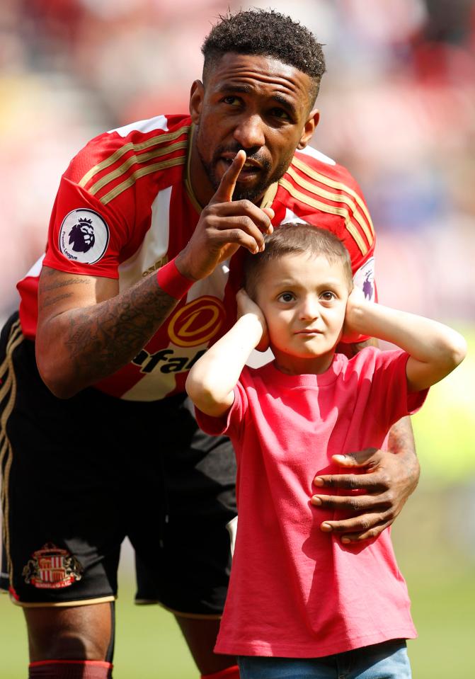  Jermain Defoe with Bradley on the pitch before a Sunderland game earlier this year