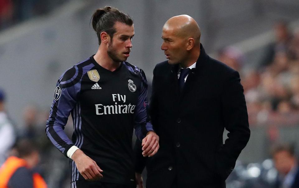  Gareth Bale talks to Zinedine Zidane after being substituted