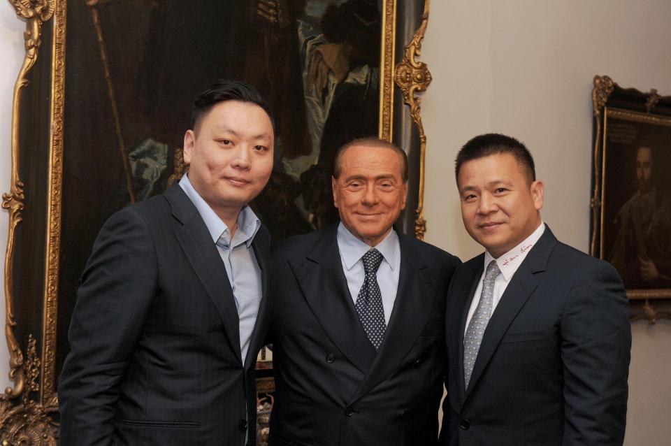  Silvio Berlusconi poses with new Chinese investor-owners of AC Milan