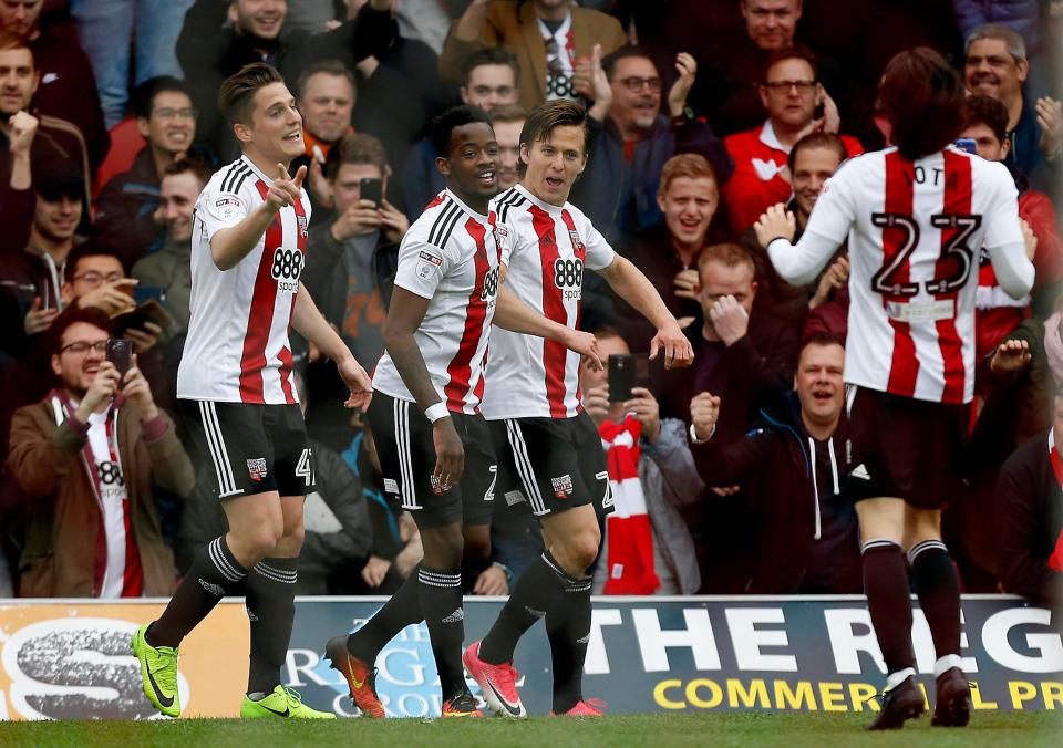  Lasse Vibe celebrates his first Brentford goal with his team-mates