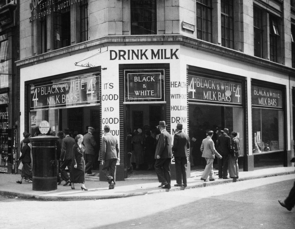  A Black & White milk bar on the corner of Whitefriars Street and Fleet Street in 1935