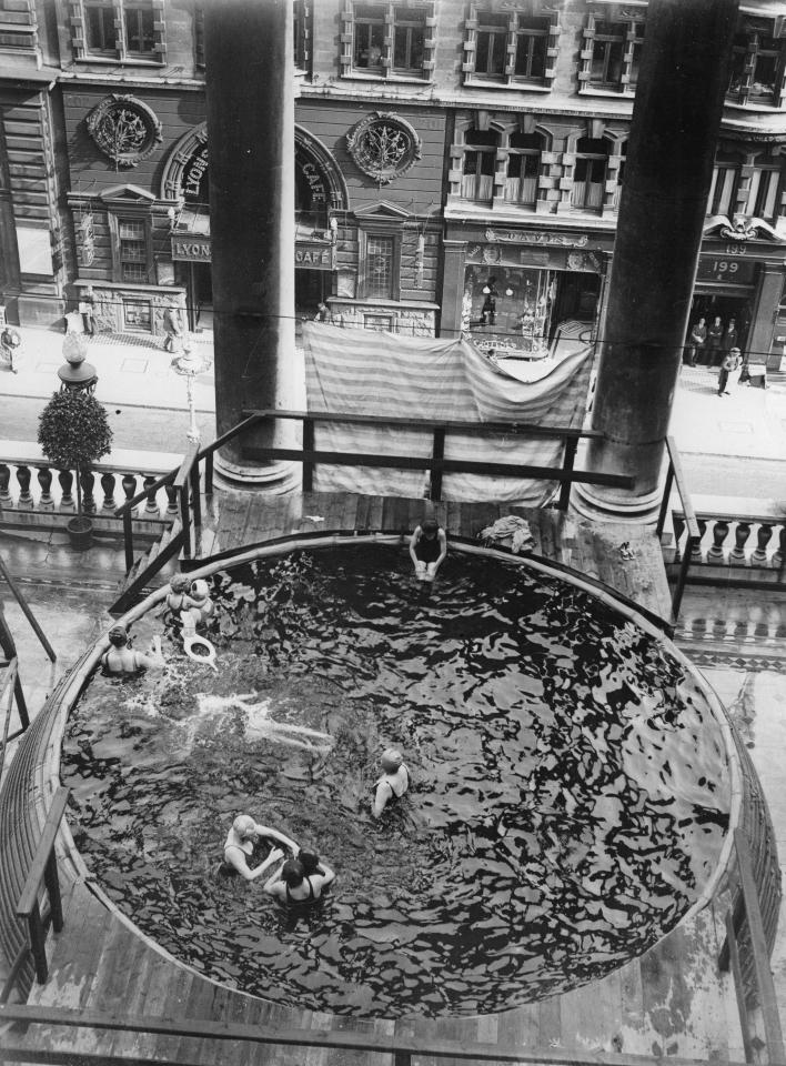  Swimming pool on the roof of Piccadilly London hotel in August 1932