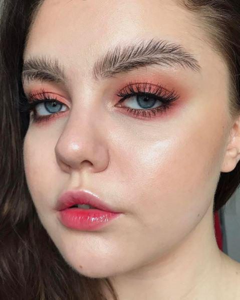  Stella Sironen, a Finnish makeup artist, was the first person to create the eye-catching feather brow look