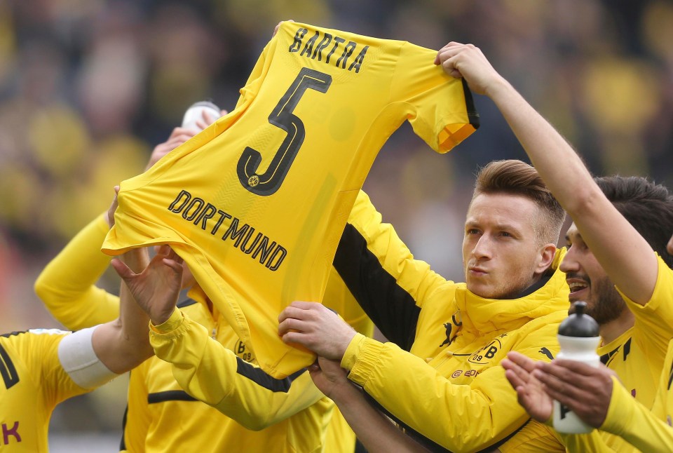 Marco Reus holds up the jersey before kick-off against Eintracht Frankfurt